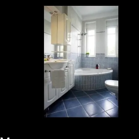 Lovely Apartm.near Airport شقة *