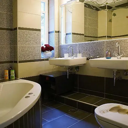 Lovely Apartm.near Airport شقة *