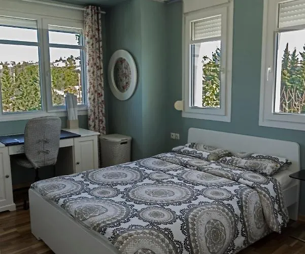 דירה Lovely Apartm.near Airport *