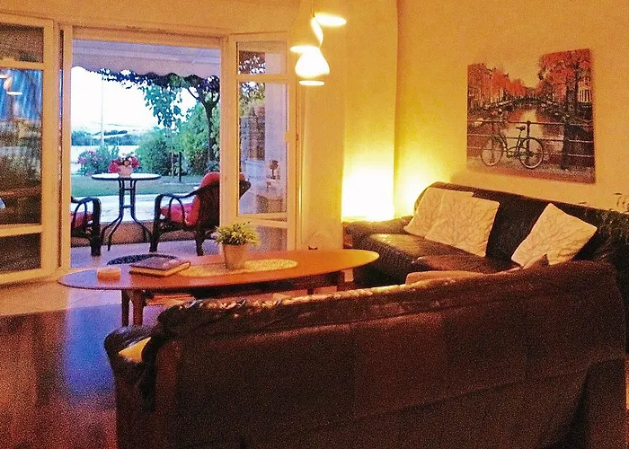 דירה Lovely Apartm.near Airport *