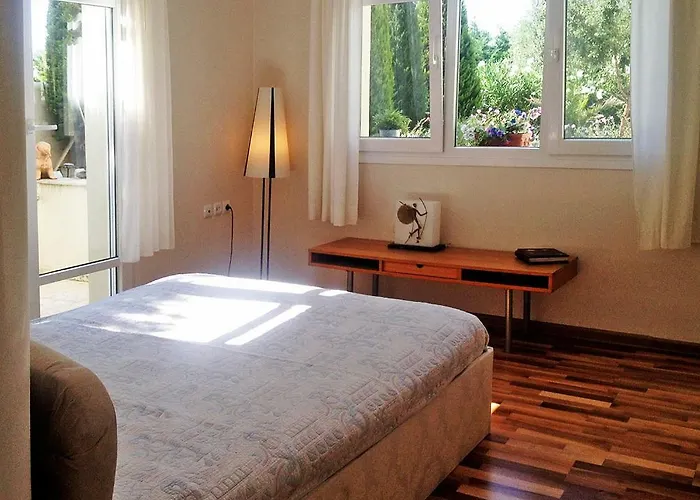 דירה Lovely Apartm.near Airport *