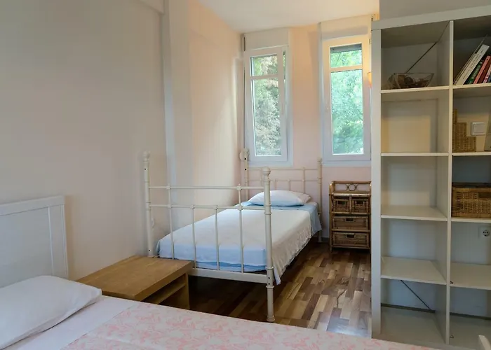 דירה Lovely Apartm.near Airport *