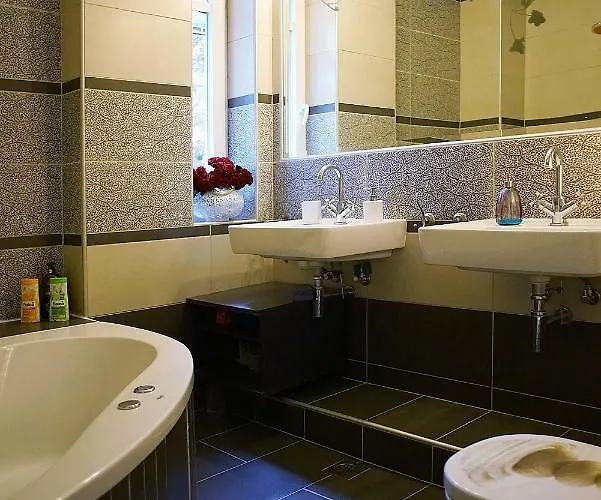Lovely Apartm.near Airport דירה *
